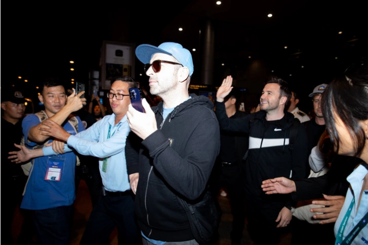 Mark Feehily films the moment that Westlife is welcomed to Vietnam. Photo: Courtesy of organizer