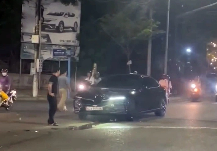 2 drivers detained for purposely crashing cars into each other in southern Vietnam