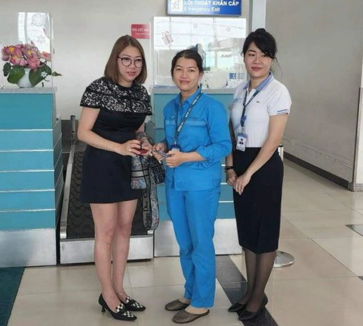 Airport sanitation worker in southern Vietnam returns lost diamond