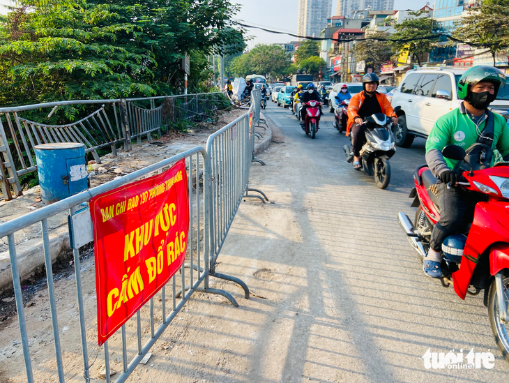 Blind Man Crossing the Road, Hanoi Vietnam, There are NO tr…