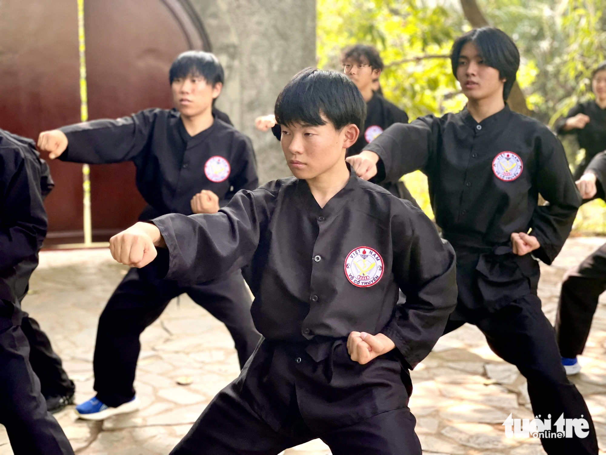 Students of Namiki High School practice a few moves and positions of traditional Vietnamese martial arts during their visit to the Ao Dai Museum in Ho Chi Minh City, November 21, 2023. Photo: Thai Thai / Tuoi Tre