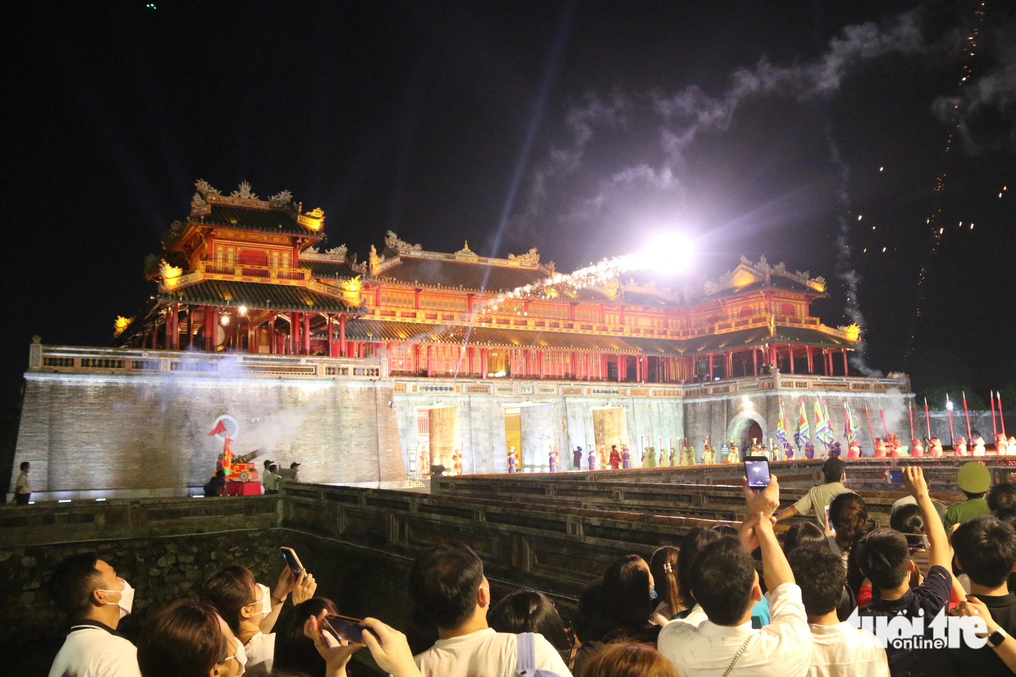 People watch a show at Ngo Mon in the citadel of Hue, Hue City, Thua Thien-Hue Province, central Vietnam. Photo: Nhat Linh / Tuoi Tre