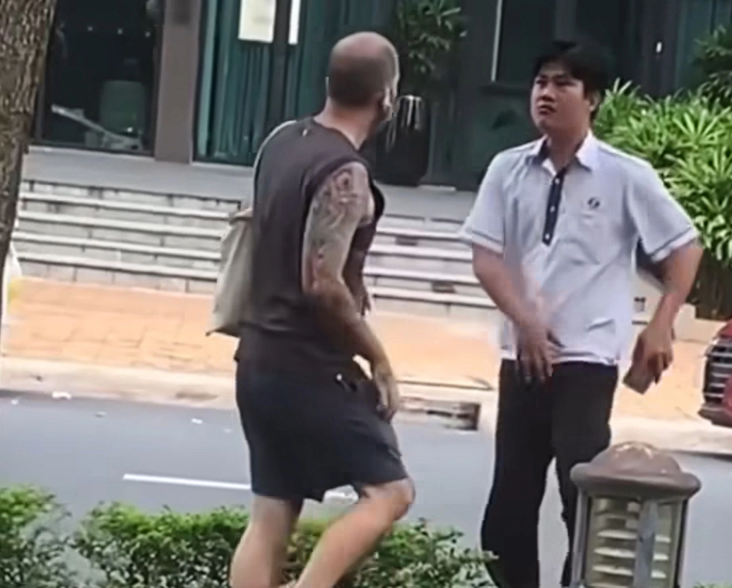 Cabby suspended for combative behavior following foreigner’s rebuke for littering in Ho Chi Minh City