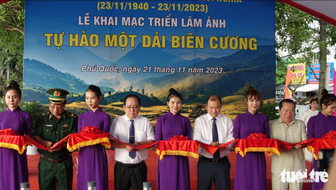Representatives cut a ribbon to launch the photo exhibition in Phu Quoc City on November 21, 2023. Photo: Chi Cong / Tuoi Tre