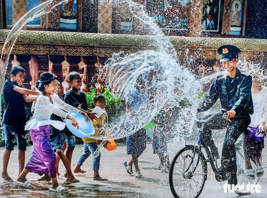 A photo taken by photographer Nguyen Hoang Nam in An Giang Province describing Khmer ethnic people’s water fight festival. Photo: Chi Cong / Tuoi Tre