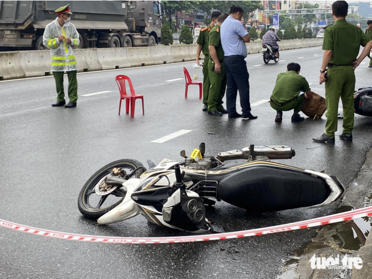 The motorbike supposed to belong to the robbers. Photo: Le Trung / Tuoi Tre