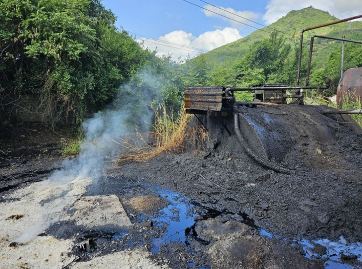 Smoke and lubricant from the facility have polluted the surrounding environment. Photo: Minh Chien / Tuoi Tre