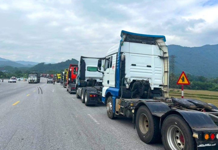 Wedding procession featuring 50 tractor trailers rolls through north-central Vietnam