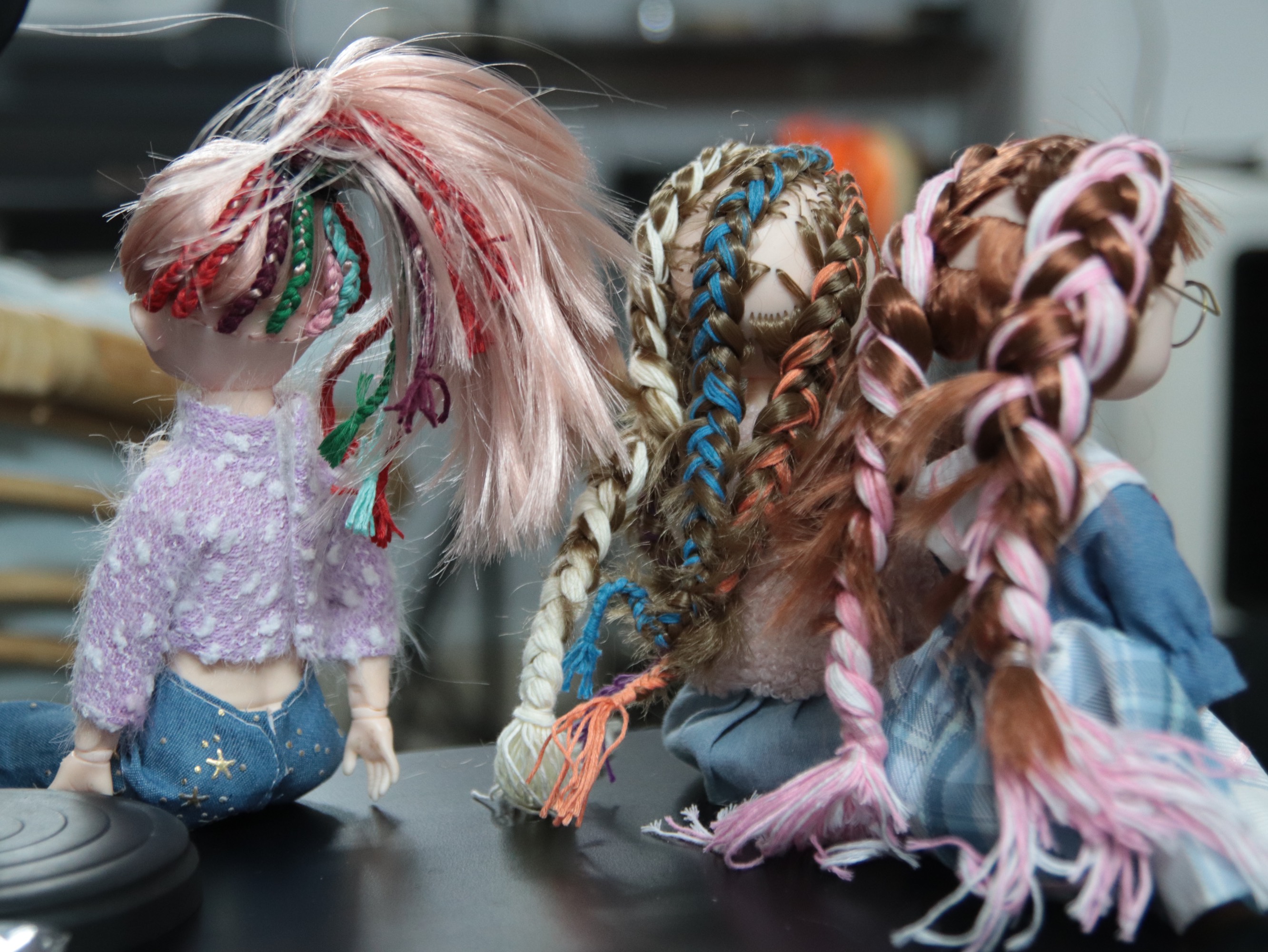 Ha instructs her students to practice plaiting hair on dolls’ heads. Photo: Minh Chau / Tuoi Tre News