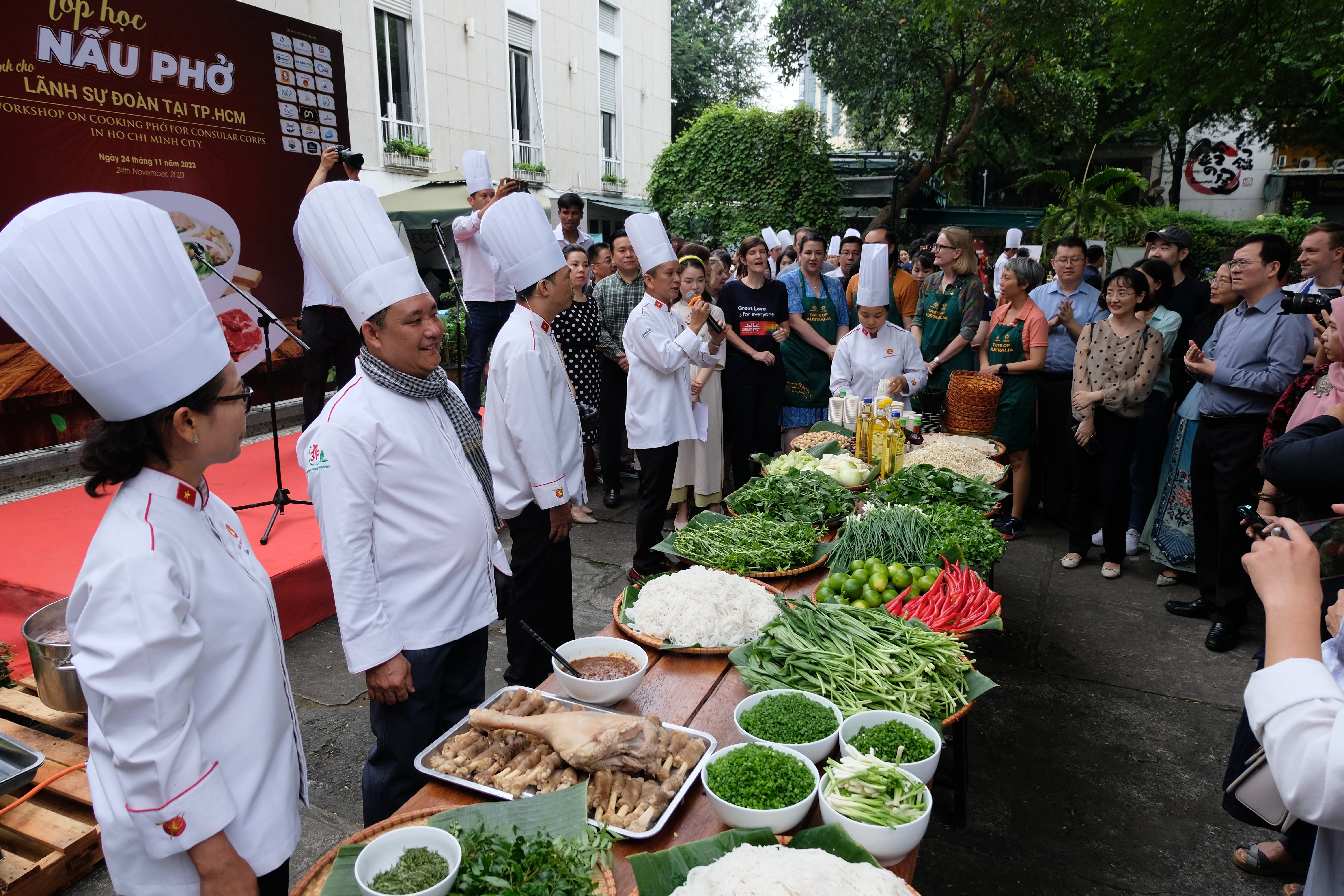 Vietnamese chefs introduce how to cook pho at the pho cooking workshop for consular corps in Ho Chi Minh City on November 24, 2023. Photo: Tran Phuong / Tuoi Tre News