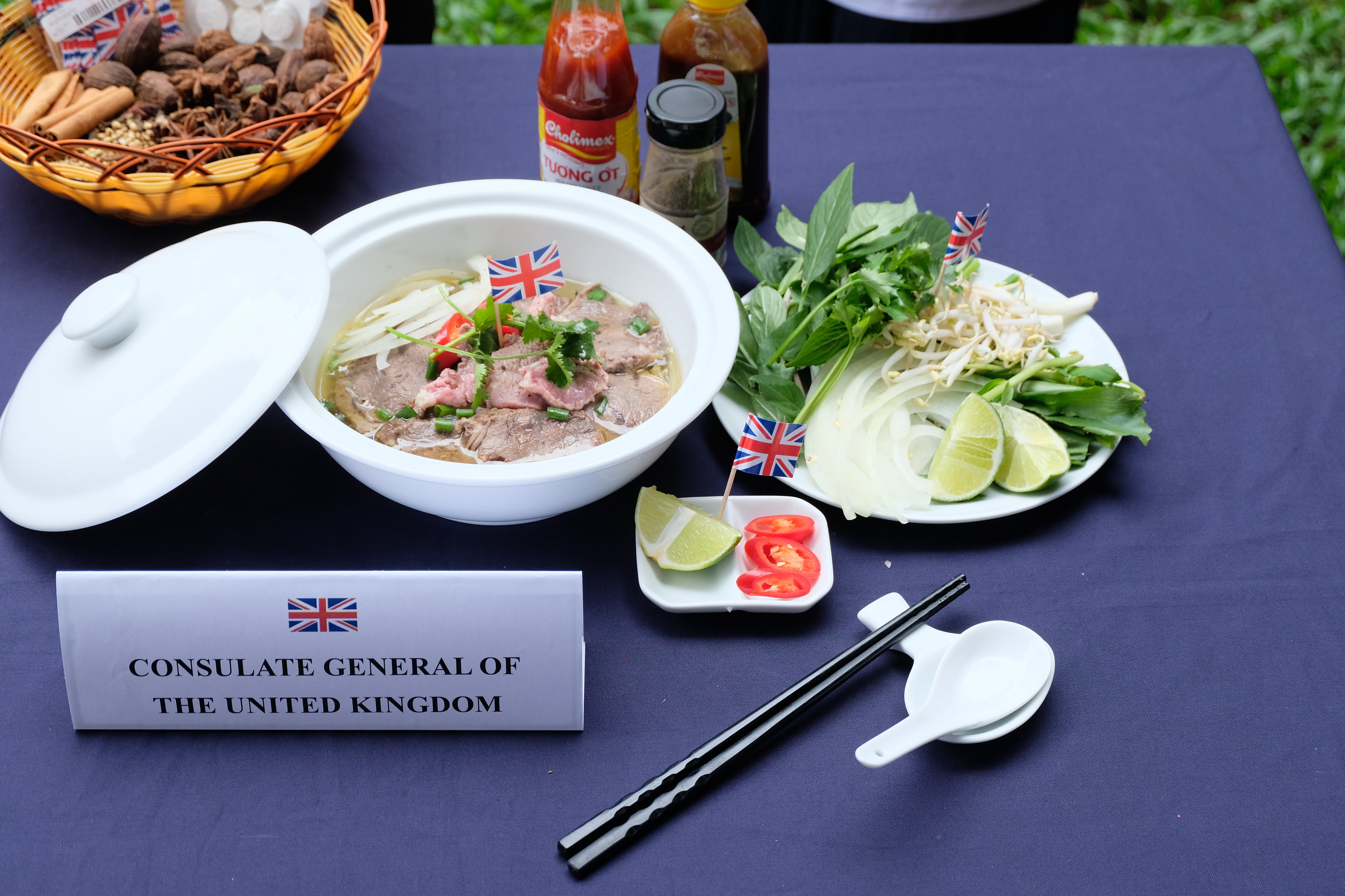 Pho is made by members of the Consulate General of the UK in Ho Chi Minh City at the pho cooking workshop for consular corps in Ho Chi Minh City on November 24, 2023. Photo: Tran Phuong / Tuoi Tre News