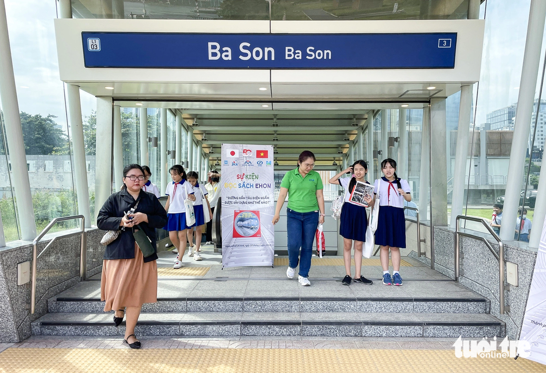 The students excitedly visit the underground station. Photo: Chau Tuan / Tuoi Tre