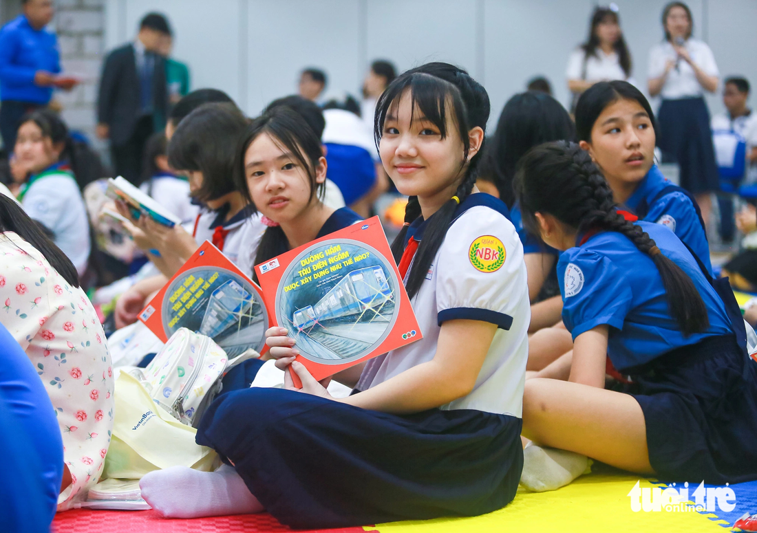 They were provided with comic books and learned about the construction of metro lines. Photo: Chau Tuan / Tuoi Tre