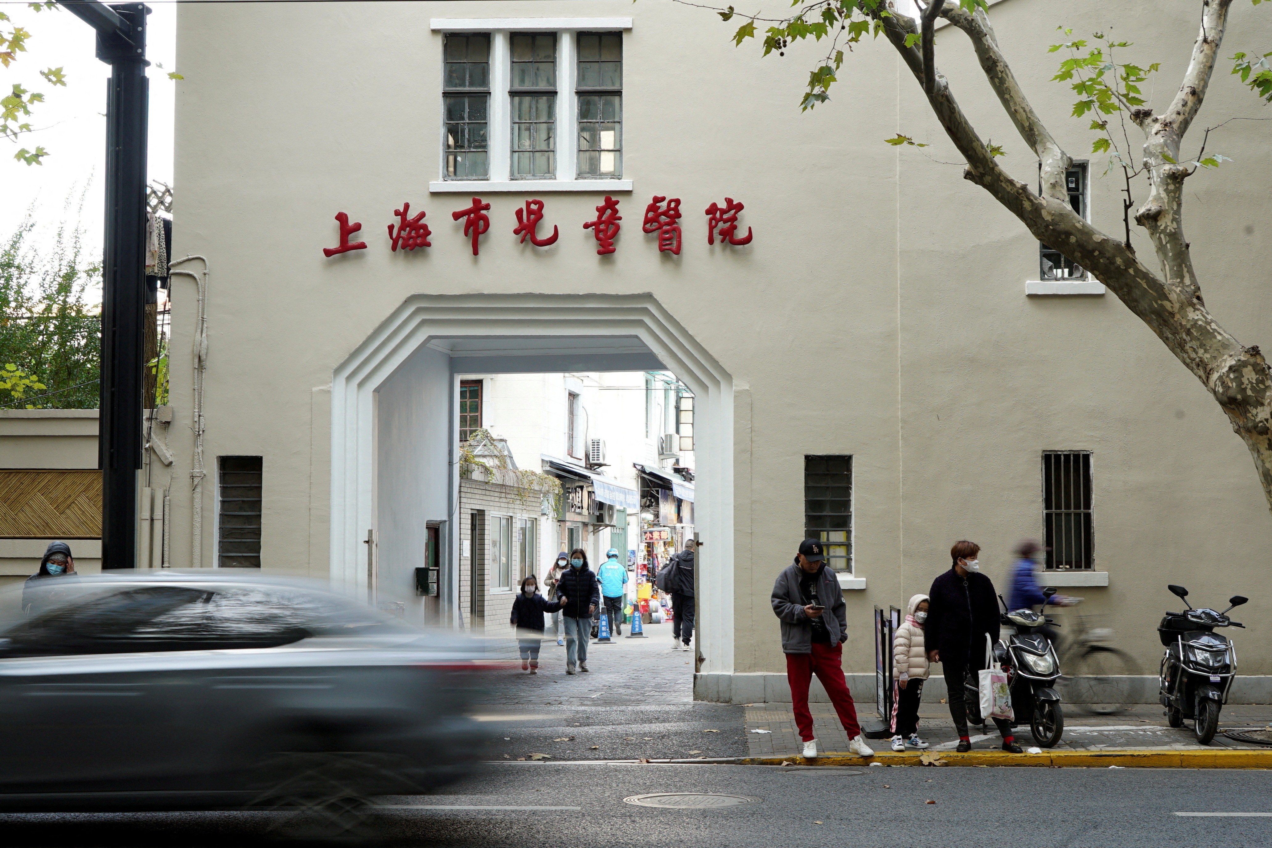 People stand outside a children's hospital in Shanghai, China November 24, 2023. Photo: Reuters