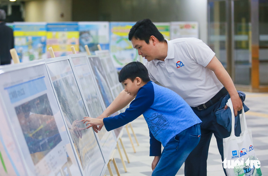 Photos of the metro line and the construction process of the underground Ba Son Station are displayed at the station. Photo: Chau Tuan / Tuoi Tre