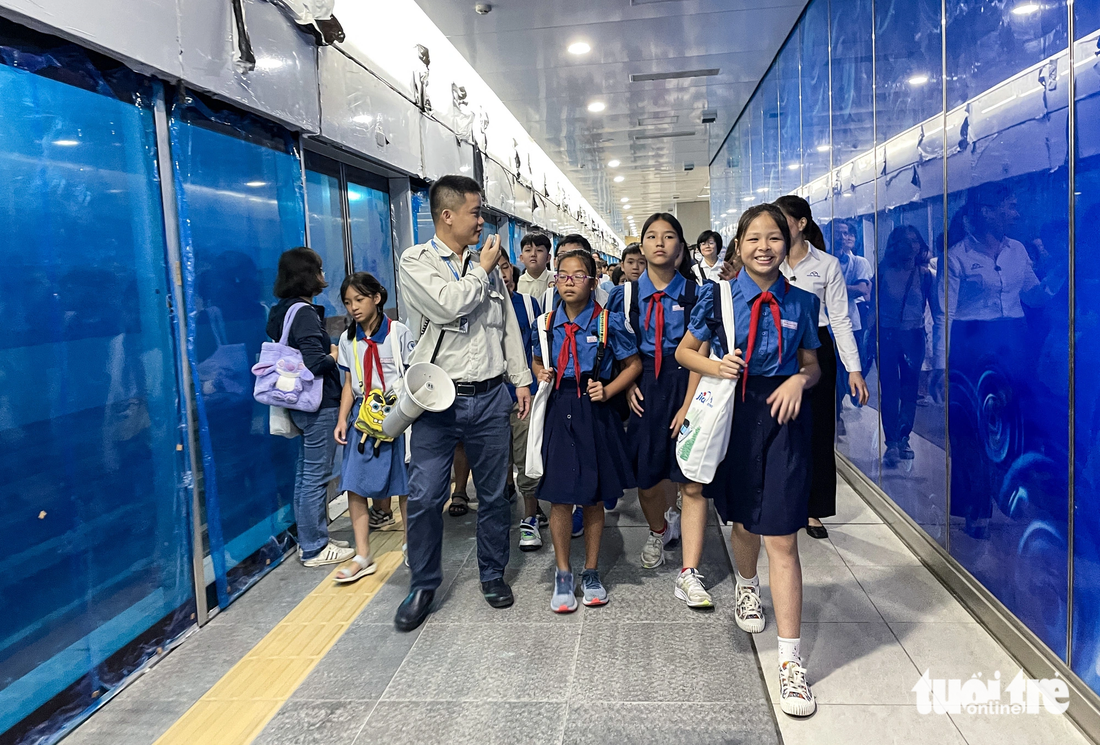 The students expressed their excitement at the visit and hoped the metro line will be put into operation soon. Photo: Chau Tuan / Tuoi Tre