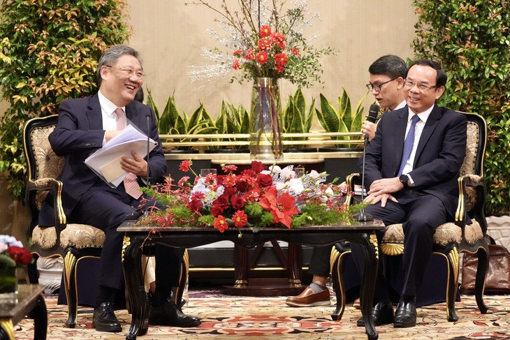 Secretary of the Ho Chi Minh City Party Committee Nguyen Van Nen (R) receives Chinese Minister of Commerce Wang Wentao. Photo: Huu Hanh / Tuoi Tre