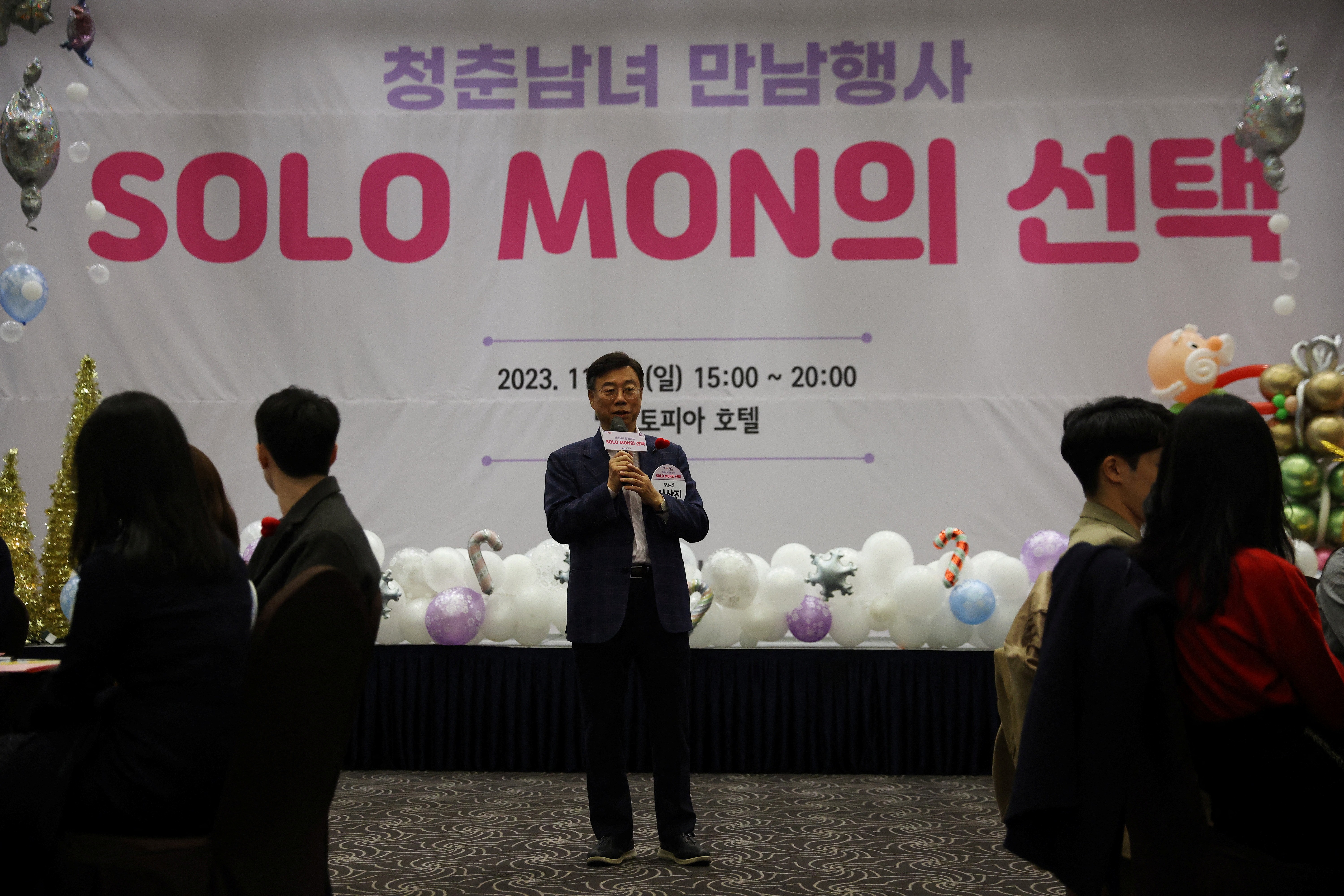 Seongnam Mayor Shin Sang-jin speaks during a mass blind date event in Seongnam, South Korea, November 19, 2023. Photo: Reuters