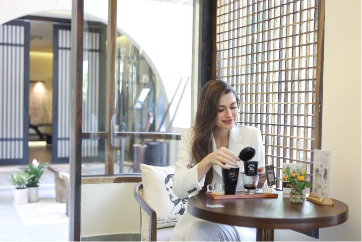 Miss Grand International 2022 Isabella Menin enjoys Vietnam’s ‘ca phe sua da’ (iced coffee mixed with sweet condensed milk).