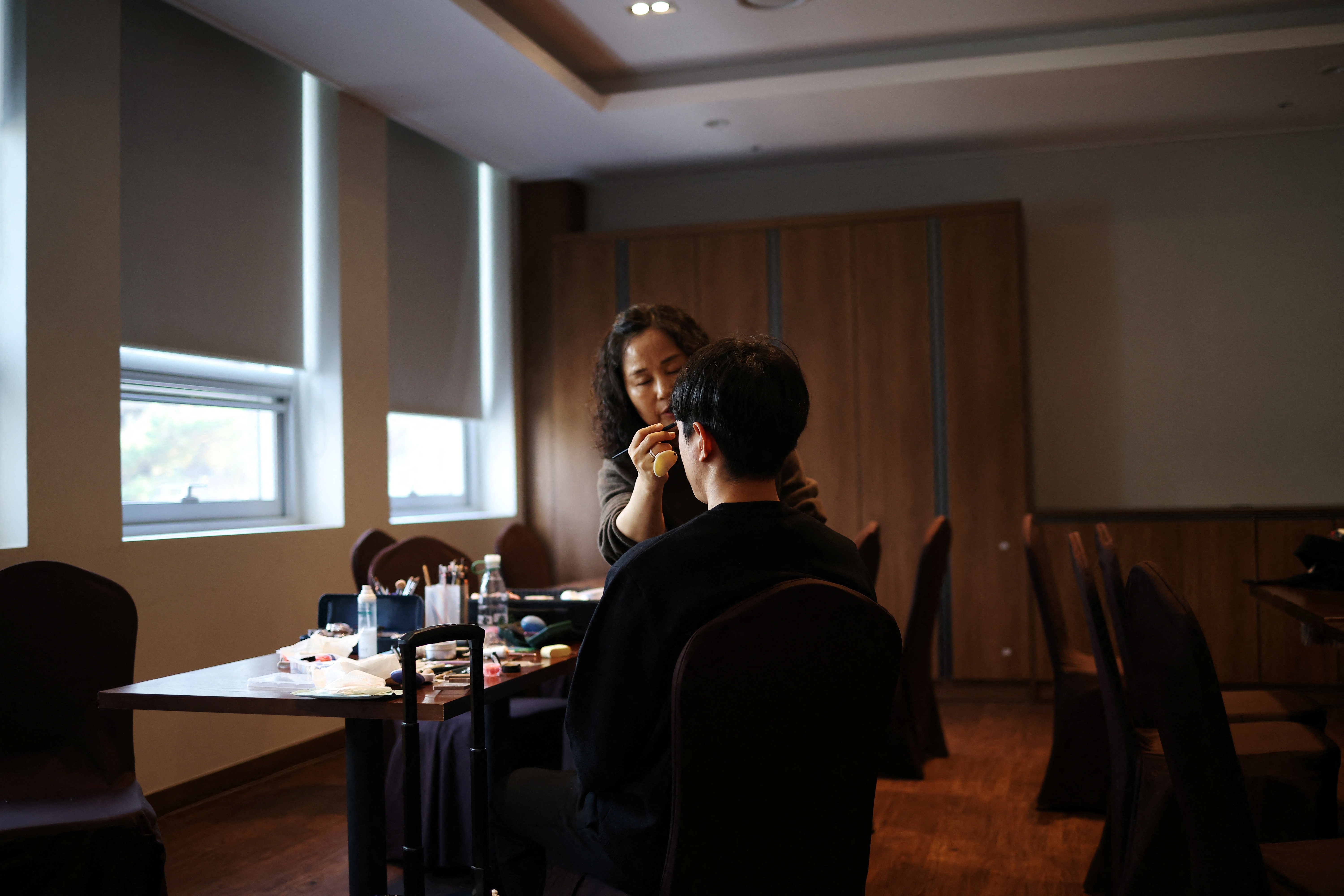 A participant gets his makeup done before a mass blind date event in Seongnam, South Korea, November 19, 2023. Photo: Reuters