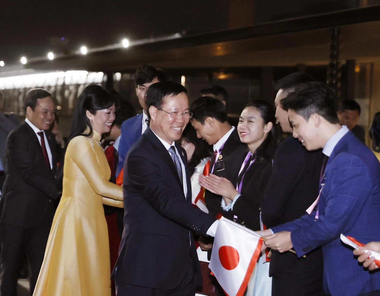 Vietnamese State President Vo Van Thuong and his spouse Phan Thi Thanh Tam are welcomed at Haneda International Airport in Japan, November 26, 2023. Photo: Vietnam News Agency