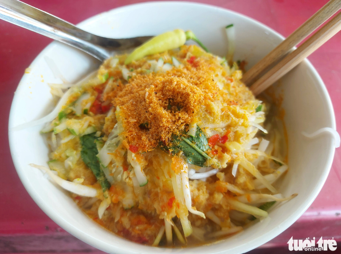 Bun Ken (noodle soup), a must-try specialty in Ha Tien City. Photo: Chi Cong / Tuoi Tre