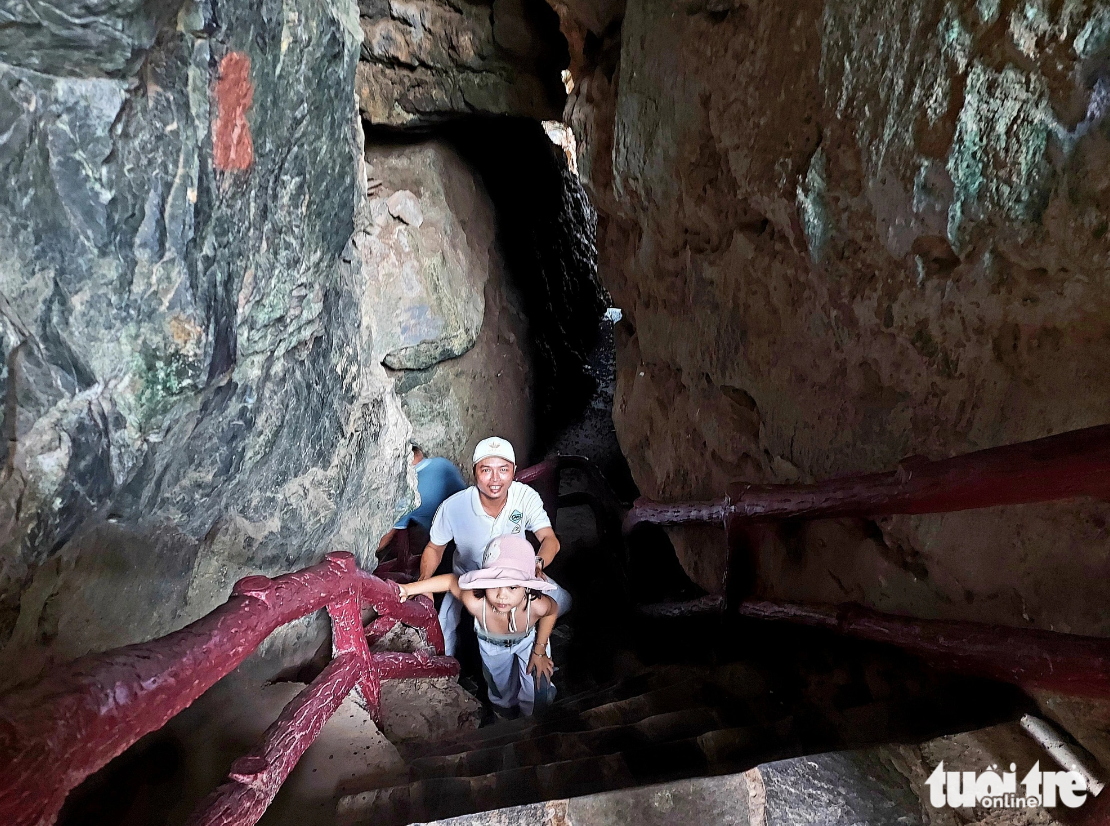Tourists explore the beauty of Thach Dong Cave in Ha Tien City. Photo: Chi Cong / Tuoi Tre