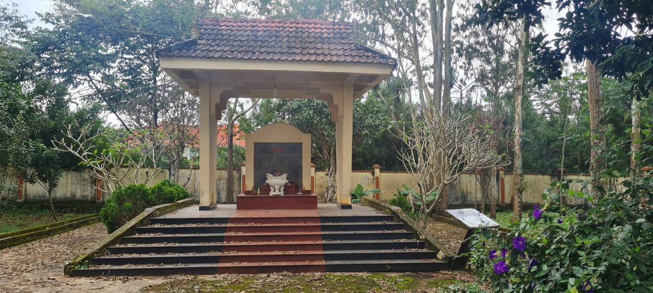 A memorial on Truong Son Road. Photo: Peter Kauffner