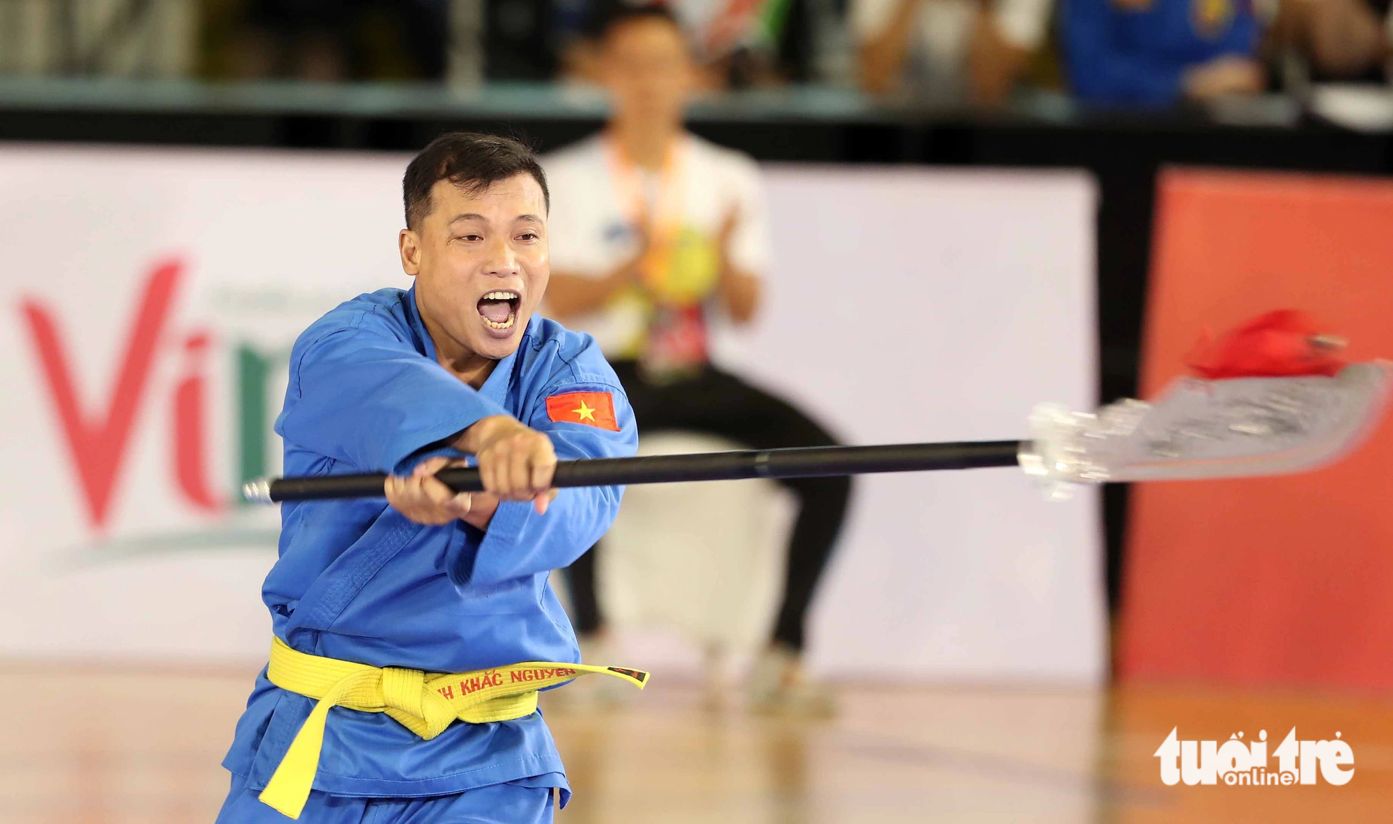 Vietnam’s Huynh Khac Nguyen performs in the male category of the sun-moon broadsword form during the seventh WVVF World Vovinam Championships 2023 at Phu Tho Indoor Stadium, Ho Chi Minh City, November 27, 2023. Photo: N.K. / Tuoi Tre