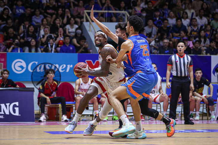 The Hanoi Buffaloes (blue jersey) outperform Saigon Heat at the end of the group stage. Photo: VBA