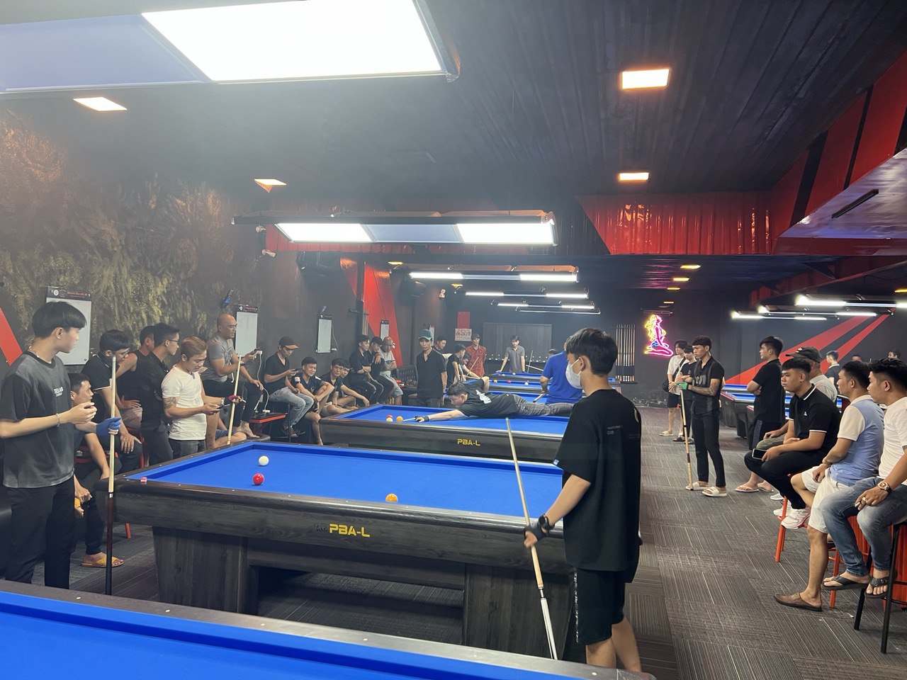 In Ho Chi Minh City, more and more young people fond of billiards despite prejudice