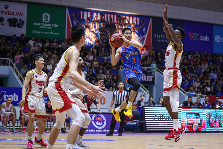 Nguyen Tien Duong (blue jersey) spearheads a counterattack, securing victory for the Hanoi Buffaloes. Photo: VBA