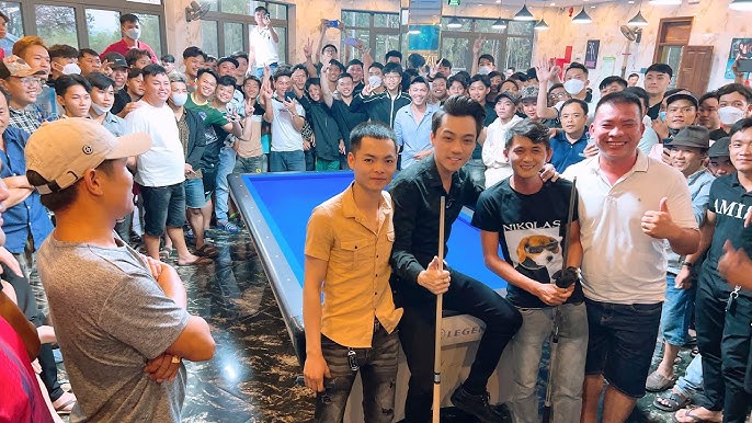 Thinh Kent (holding a pool cue), a renowned Vietnamese billiards player, has a positive vision of this sport in Vietnam. Photo courtesy of Thinh Kent