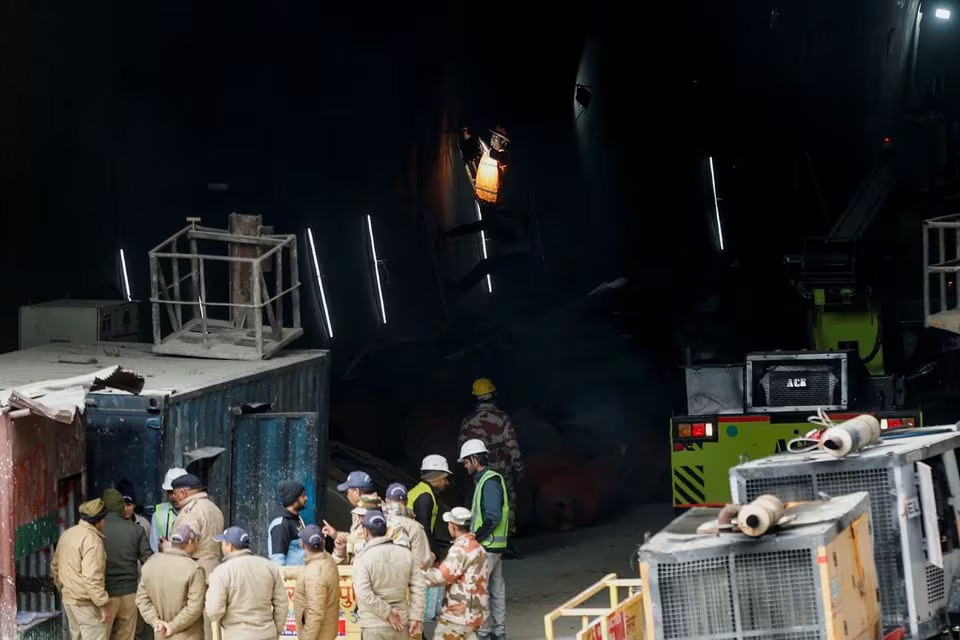 A member of the rescue team works as rescue operations continue at a tunnel where workers are trapped, after the tunnel collapsed, in Uttarkashi in the northern state of Uttarakhand, India, November 28, 2023. Photo: Reuters
