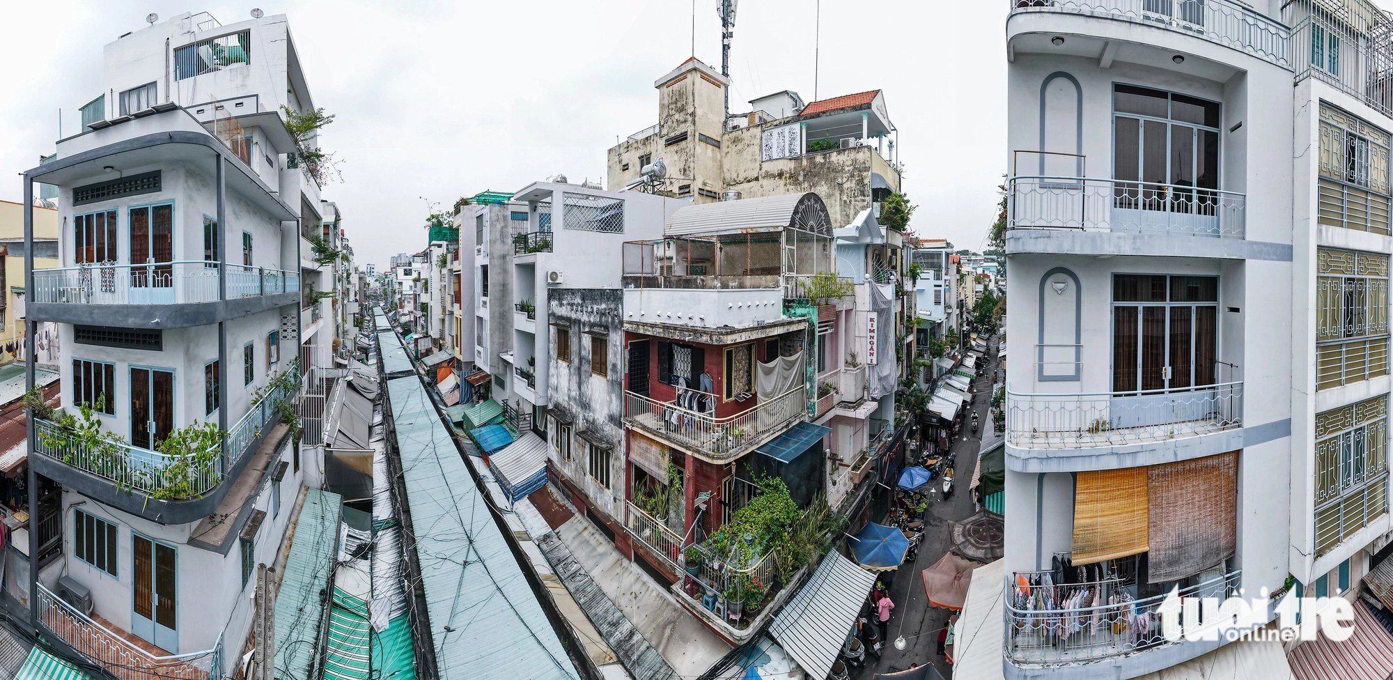 Streets and alleys weave between rows of houses. Along these streets and alleys, locals offer numerous services on the two sides, creating a bustling area. Photo: Chau Tuan / Tuoi Tre
