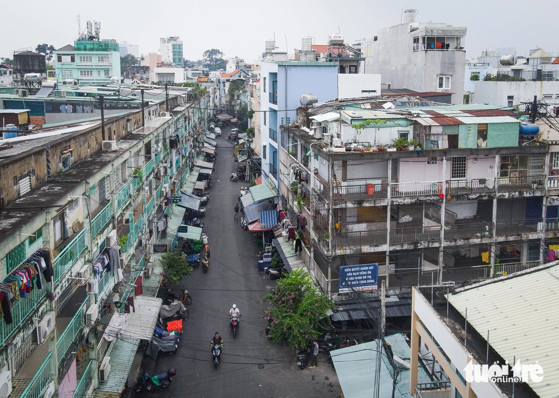 Trade and services in the area account for some 60 percent of the livelihoods of residents in the area, which is a reason the consulting consortium has proposed developing the area into a backpacker area like Bui Vien and Pham Ngu Lao Streets in District 1. Photo: Chau Tuan / Tuoi Tre
