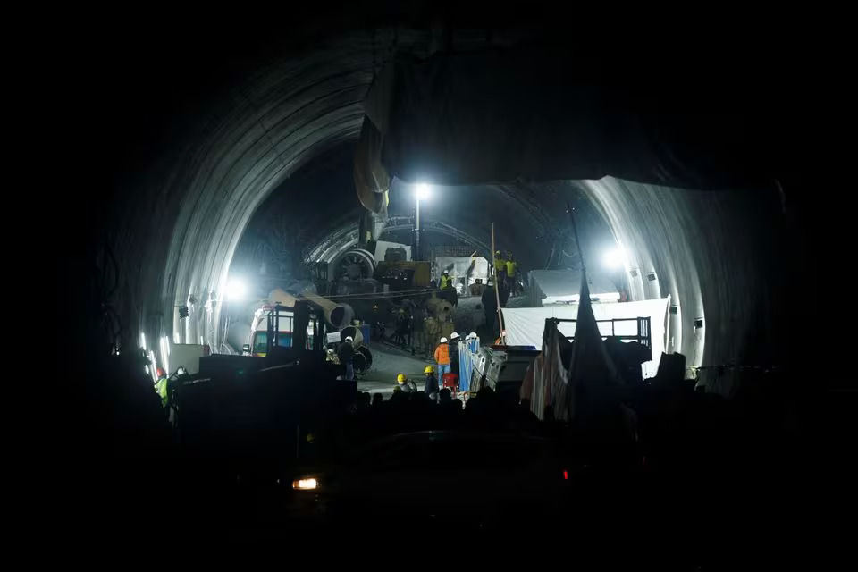 Rescue operations at a tunnel, where workers are trapped after the tunnel collapsed, continue through the evening, in Uttarkashi, in the northern state of Uttarakhand, India, November 28, 2023. Photo: Reuters