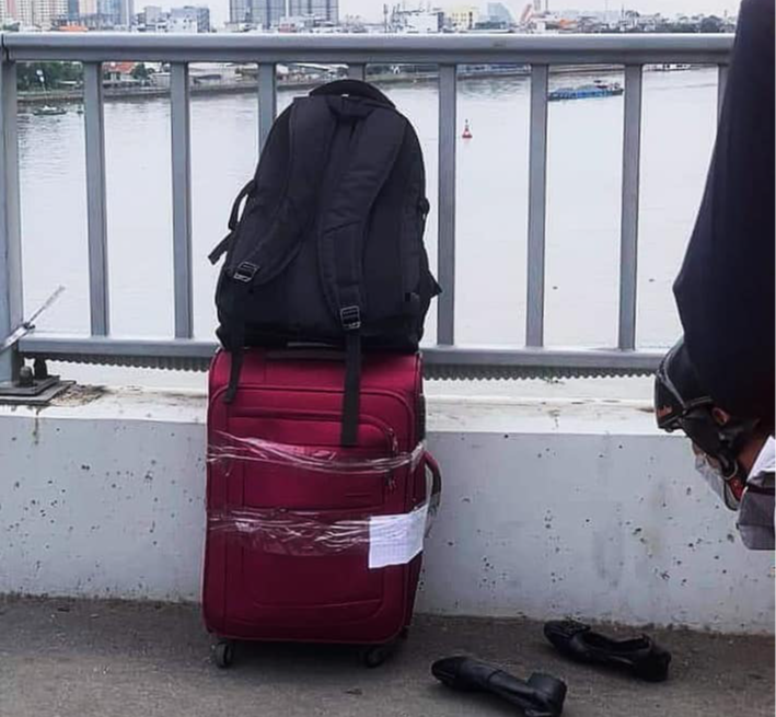 A suitcase, a backpack, and a pair of shoes are left on the Saigon Bridge. Photo: Thanh Tu / Tuoi Tre