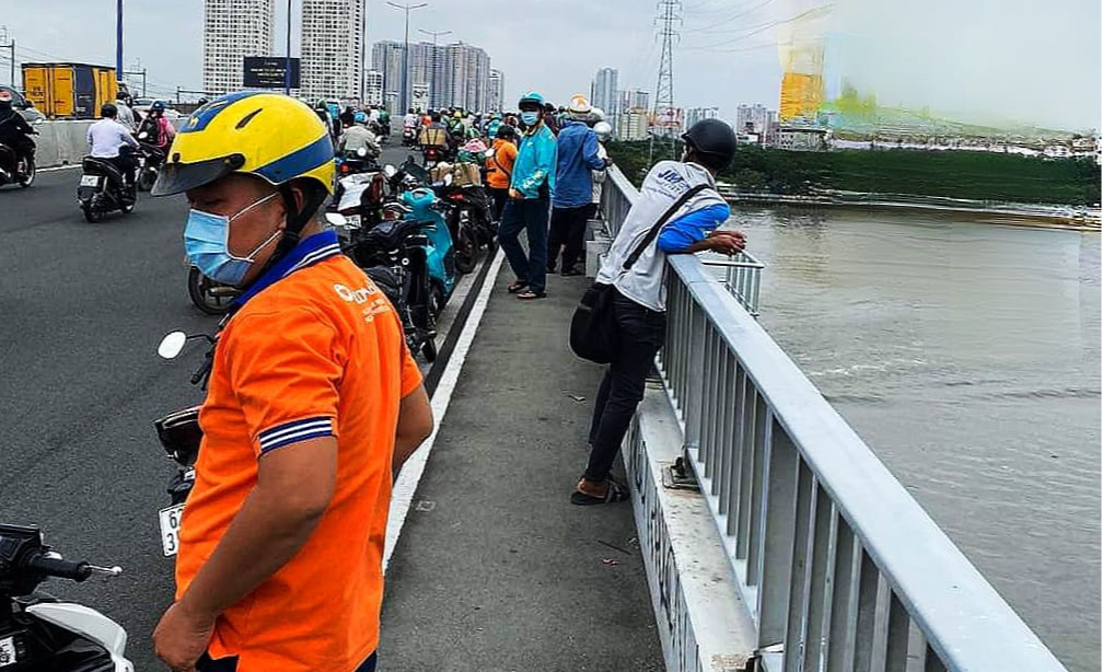 Speedboat captain, foreign tourists save woman jumping off Saigon Bridge