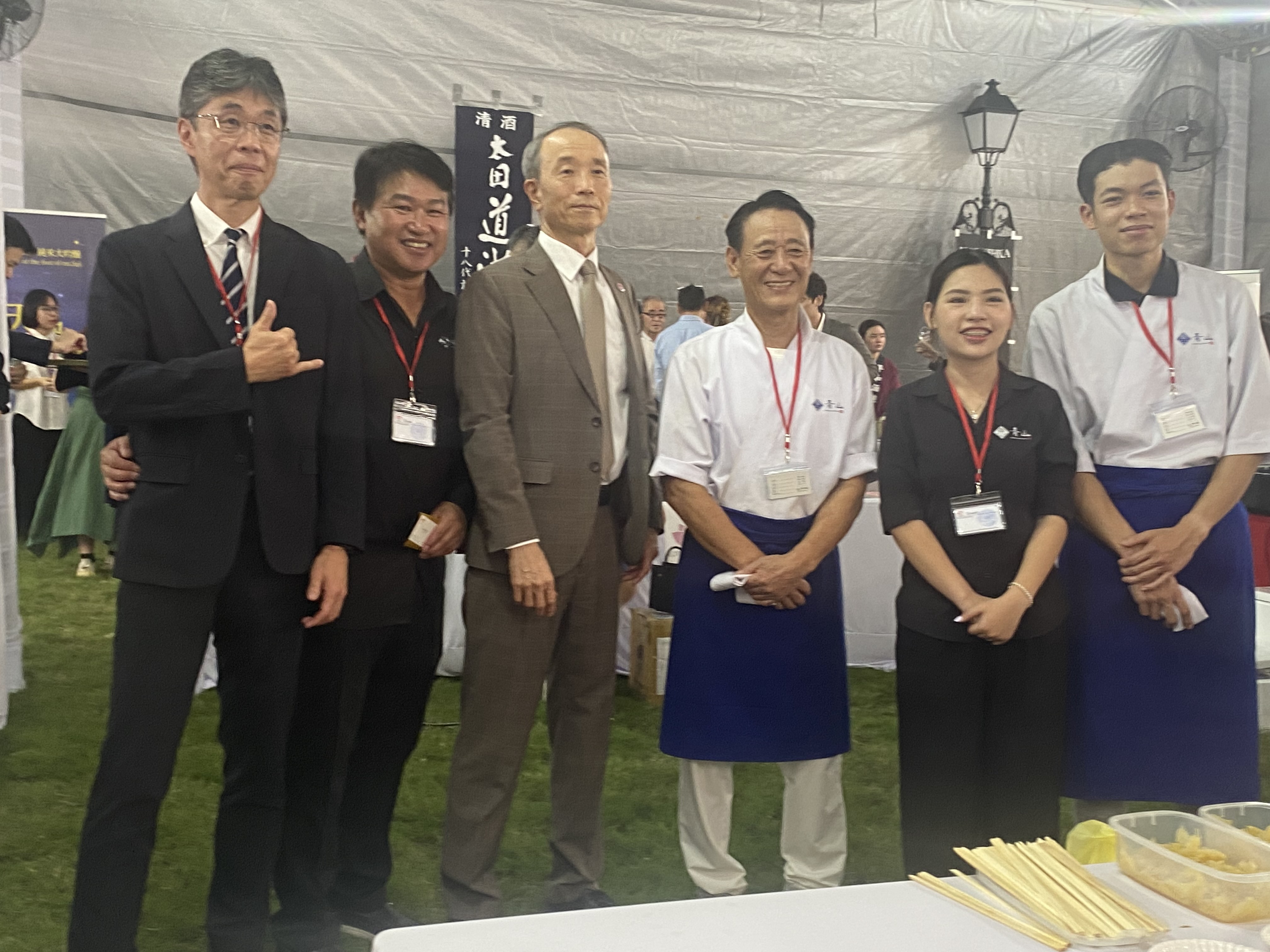 Japanese Consul General in Ho Chi Minh City Masuo ONO (L, 3rd) poses for a photo with representatives of a Japanese brewery at the event. Photo: Thanh Ha / Tuoi Tre News
