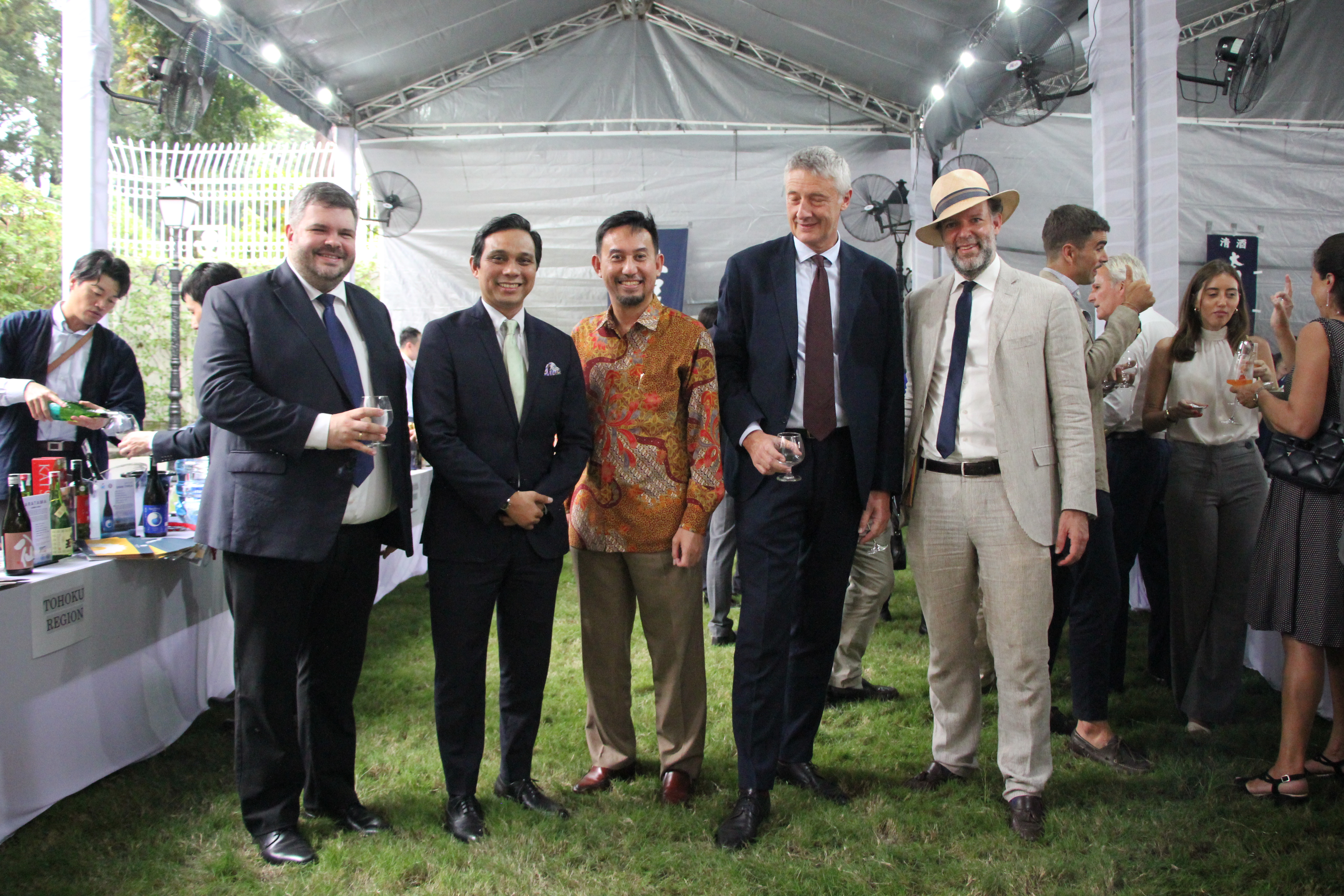 (L to R) Consuls General of the Netherlands, Italy, Indonesia, Malaysia, and Hungary pose for a photo at the event. Photo: Ngoc Dong / Tuoi Tre News