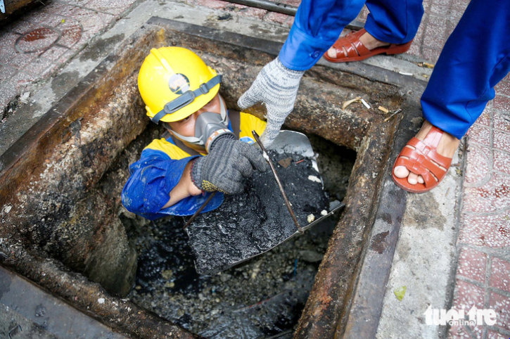 Drainage workers grapple with waste oil, grease clogging sewers in Ho Chi Minh City