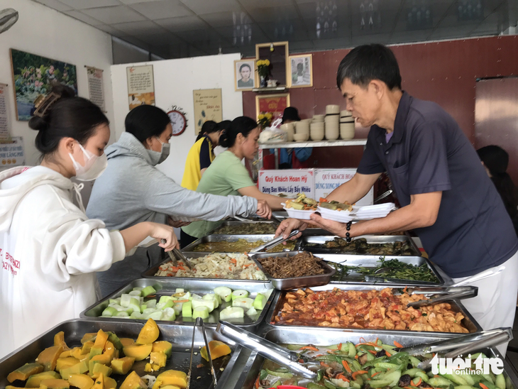 Guests can enjoy meals at the eatery or take their food to-go. Photo: Dang Tuyet / Tuoi Tre