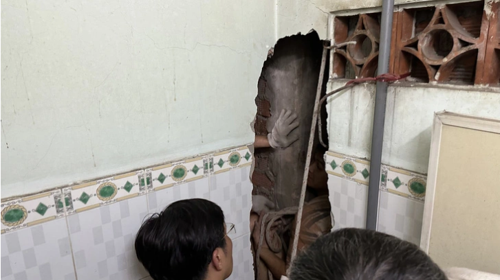 Rescuers save young man stuck between 2 houses in Ho Chi Minh City