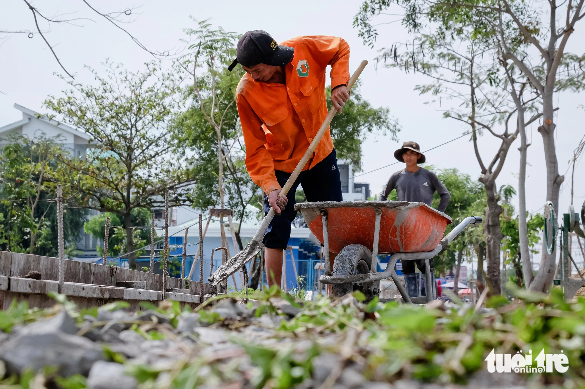 Workers complete a construction part of Vinh Loc Park in the heart of the Vinh Loc residential area, Binh Tan District, Ho Chi Minh City, November 29, 2023. Photo: Phuong Nhi / Tuoi Tre