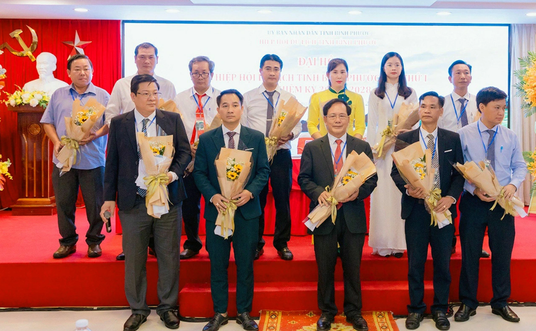 Members of the executive board of the Binh Phuoc Province Tourism Association in the 2023-28 tenure. Photo: An Binh / Tuoi Tre