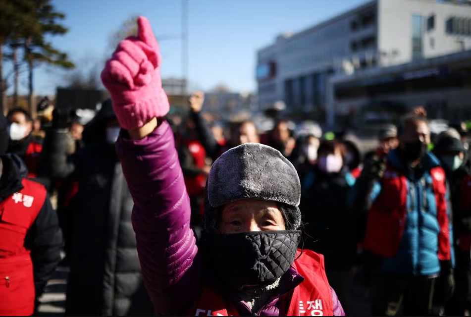 A dog farmer chants slogans during a protest to demand the government scrap plans to pass a bill to enforce a ban on eating dog meat, in front of the Presidential Office in Seoul, South Korea, November 30, 2023. Photo: Reuters