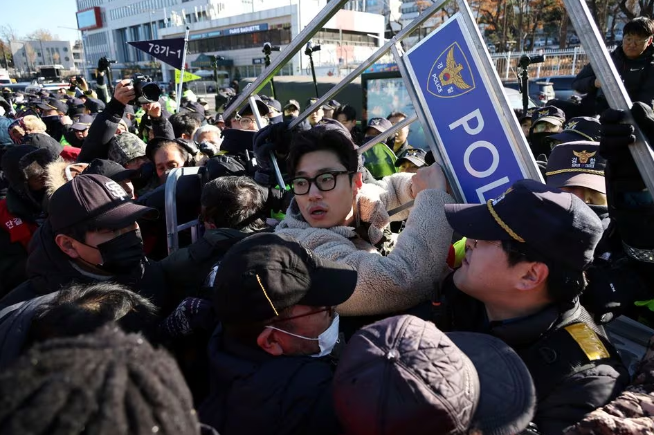 Dog farmers scuffle with South Korean policemen during a protest to demand the government to scrap plans to pass a bill to enforce a ban on eating dog meat, in front of the Presidential Office in Seoul, South Korea, November 30, 2023. Photo: Reuters