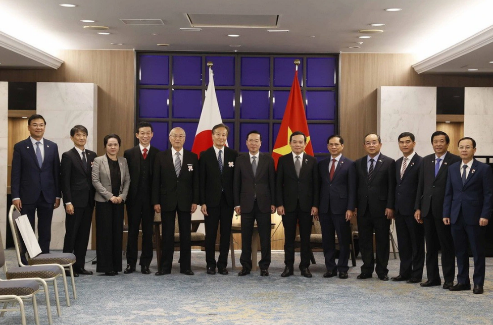 Vietnamese State President Vo Van Thuong (C) poses for a photo with some representatives of the Kyushu - Vietnam Friendship Association and top Vietnamese officials. Photo: Vietnam News Agency