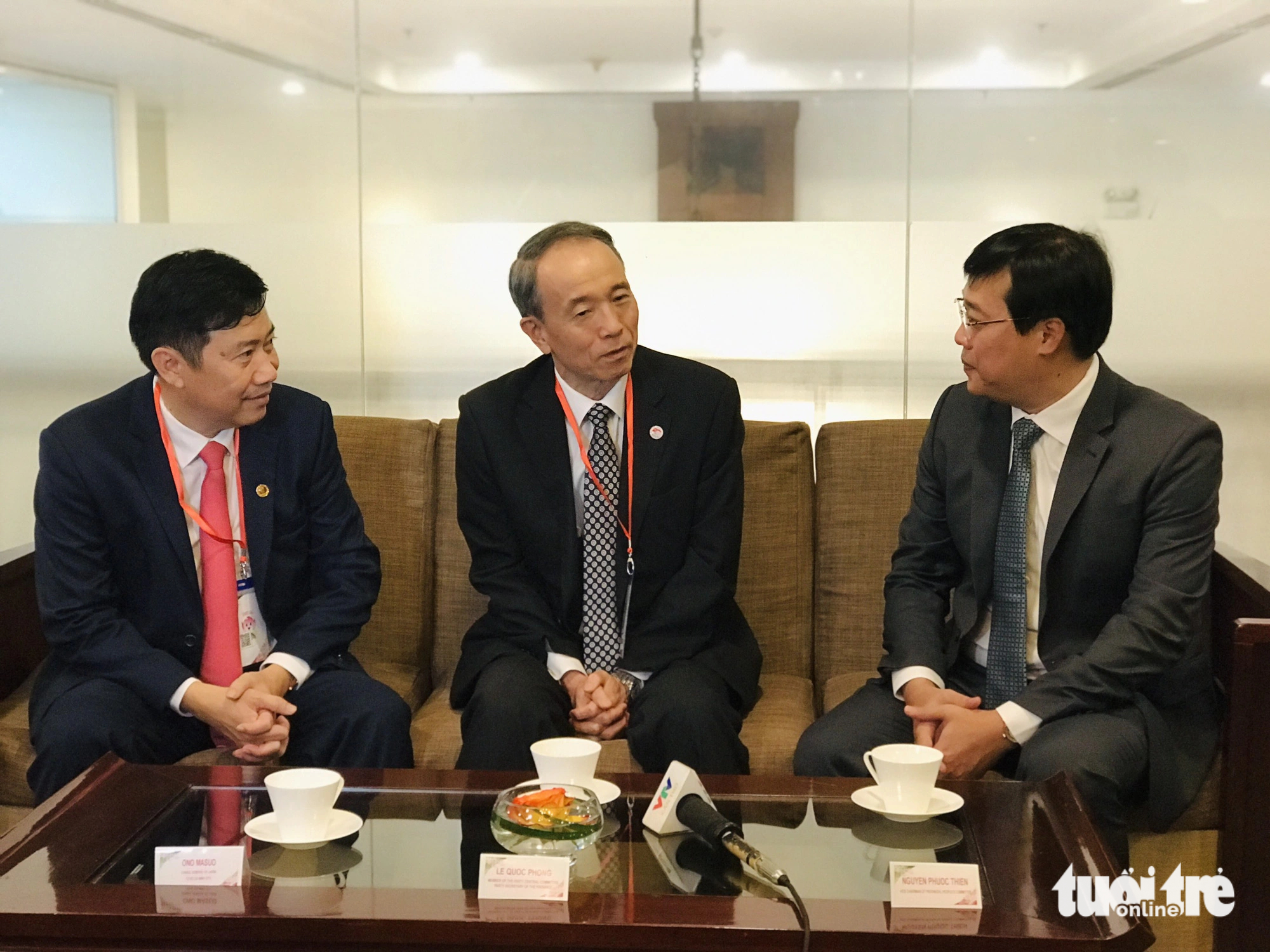 Le Quoc Phong (R, 1st), chief of the Dong Thap Provincial Party Committee; Pham Thien Nghia (L, 1st), chairman of the Dong Thap Province administration chat with Japanese Consul General in Ho Chi Minh City Masuo Ono on the sidelines of the conference. Photo: Dang Tuyet / Tuoi Tre